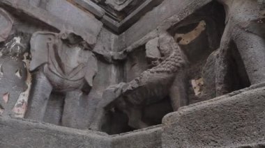 Yüzü ve gövdesi olmayan fil heykeli manzarası