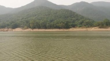 Gökyüzü, sisli dağlar ve yeşil deniz manzarası