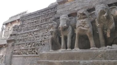 Ellora mağaralarının duvarlarında farklı tasarımlar var.