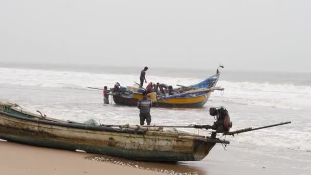 Gente Empujando Bote Pesca Mar Otro Orilla — Vídeo de stock