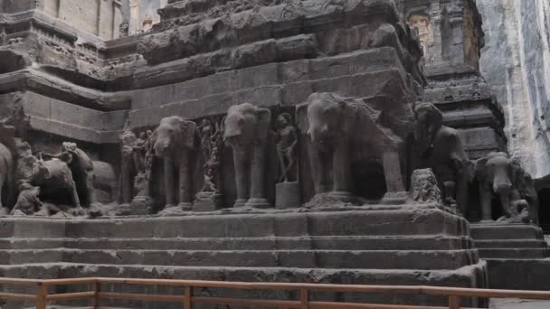 Στιγμιότυπο Γλυπτών Ελεφάντων Μια Γραμμή Στο Εσωτερικό Των Σπηλαίων — Αρχείο Βίντεο