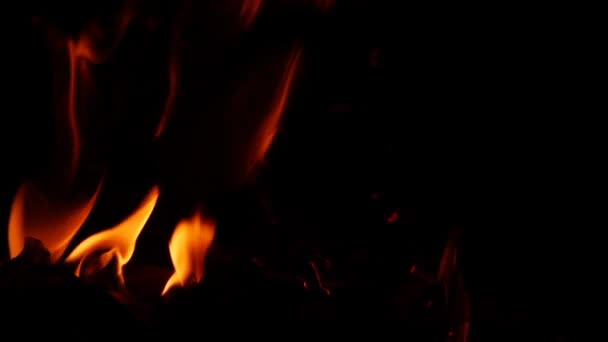 Sötétben Égő Tűzről Készült Videón Sárga Láng — Stock videók