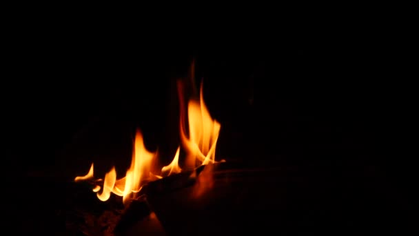 Płonący Ogień Odbijający Się Substancji Ciemnym Tle — Wideo stockowe