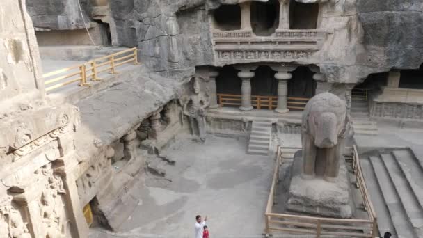 Elefantenstatue Inmitten Von Ellora Höhlen Indien — Stockvideo