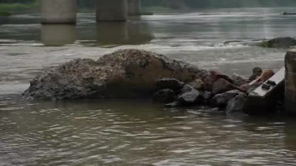 Скелі Лежать Стійці Річкового Водного Мосту Позаду Воді — стокове відео