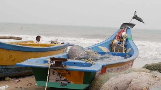 Dos Barcos Orilla Del Mar Fuerte Ola Del Mar — Vídeo de stock