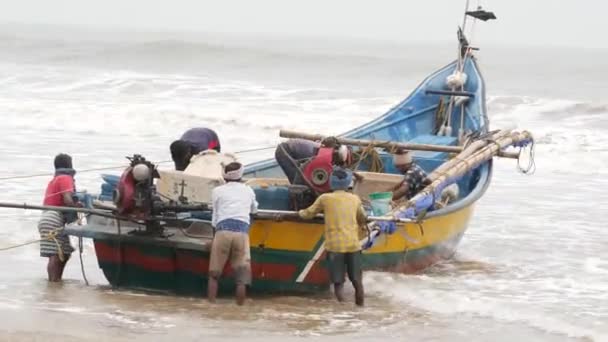Bărbați Împingând Bărci Alții Sortând Lucruri Barcă Apă — Videoclip de stoc