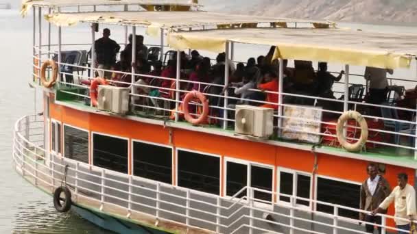 Vue Caméra Supérieure Phase Gauche Traversier Déplaçant Sur Mer Passagers — Video