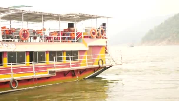 Clip Ángulo Trasero Ferry Vacío Con Chalecos Salvavidas Aparcar Junto — Vídeos de Stock
