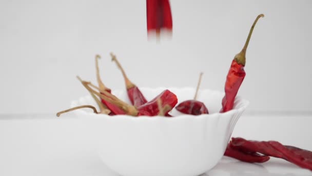 Piros Szárított Chili Pepers Esik Fehér Tál — Stock videók
