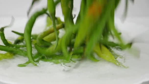 Падающий Зеленый Чили Белой Тарелке — стоковое видео