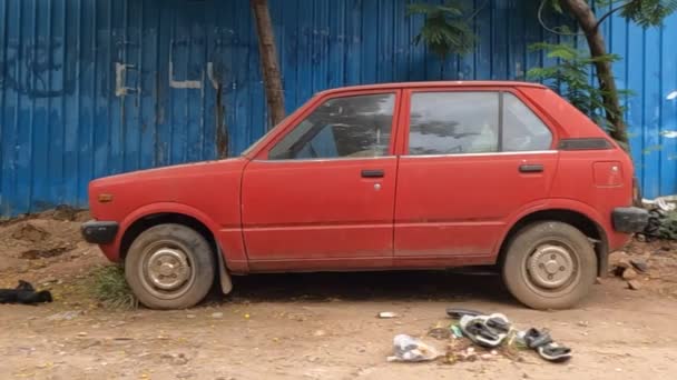 红颜色的旧阿尔托汽车在路边停放 — 图库视频影像