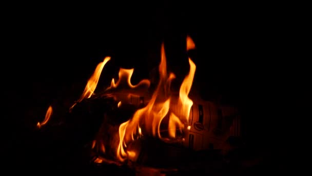 Brand Brandende Randen Van Een Item Licht Vlammend — Stockvideo