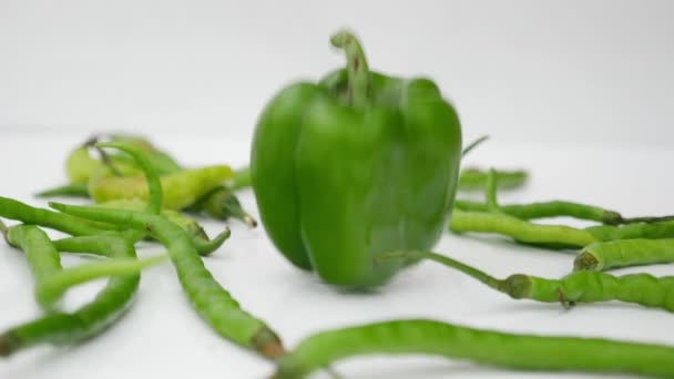 Červená Zelená Chilli Paprika Pád Mokrém Povrchu Způsobuje Kapky Odraz — Stock video