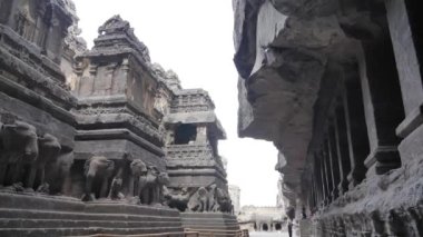 Ellora mağaralarının içinde sıralanmış fil heykelleri, Ellora mağaralarındaki eski tapınaklar.