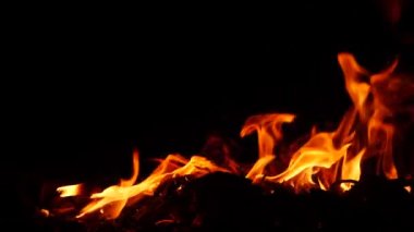 Alev alev yanan kırmızı alev etkisi, maddenin arkasında. Karanlıkta yere yakın.