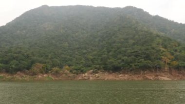 Durgun kamera, gür tepe, gökyüzü ve hareketli deniz