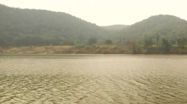 Dağların videosu ve hareket eden yeşil deniz.