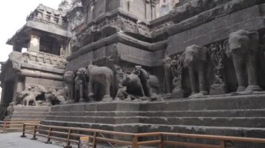 Ellora mağaralarının dışında fil heykelleri çekiliyor.