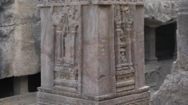 Ellora mağaralarındaki sütunların üzerine yapılmış farklı tasarım ve semboller.