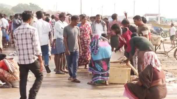 Balık Pazarında Yürüyen Insanlar Bazıları Ayakta Chirala Balık Pazarı Hindistan — Stok video