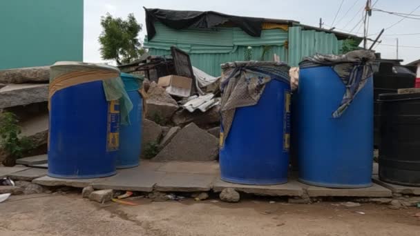 为生活在贫民窟中的人保留在蓝色容器中的饮用水 — 图库视频影像