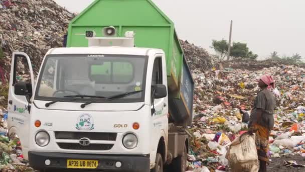 垃圾车自动倒垃圾 人们用棍子把垃圾倒出来 — 图库视频影像