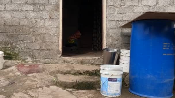 スラムに住む人々のための青い容器に入った飲料水 — ストック動画