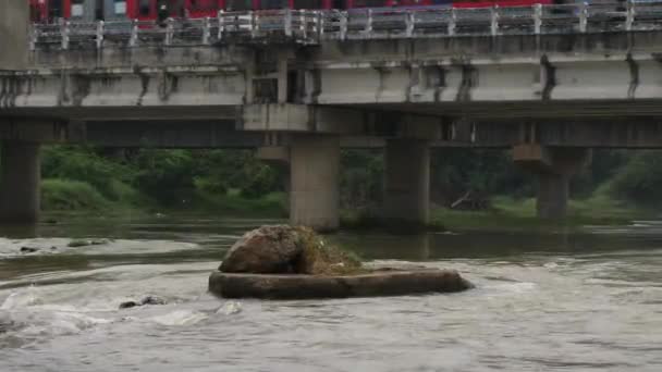 Вода Проходит Железнодорожным Мостом Индии — стоковое видео