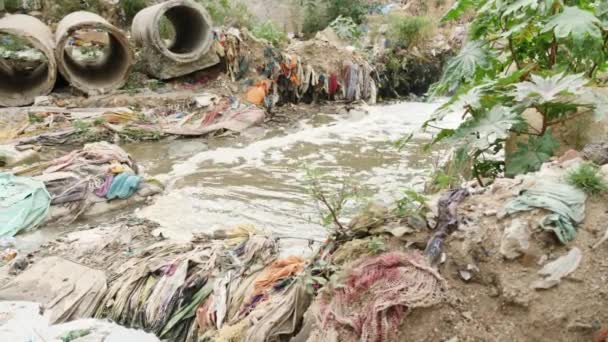 Suyumuzu Kirleten Büyük Miktarda Çöp — Stok video
