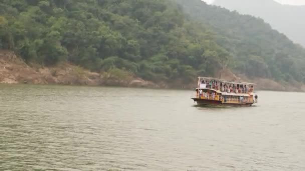 忙しい丘の背景 水上を移動する乗客とフェリーの美しい短いクリップ — ストック動画