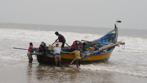 Män Som Försöker Sätta Fiskebåt Arbete Till Havs — Stockvideo