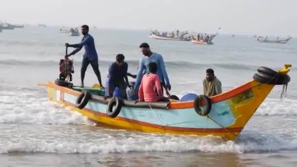 Menschen Die Der Küste Ankommen Und Vom Fischerboot Aussteigen — Stockvideo