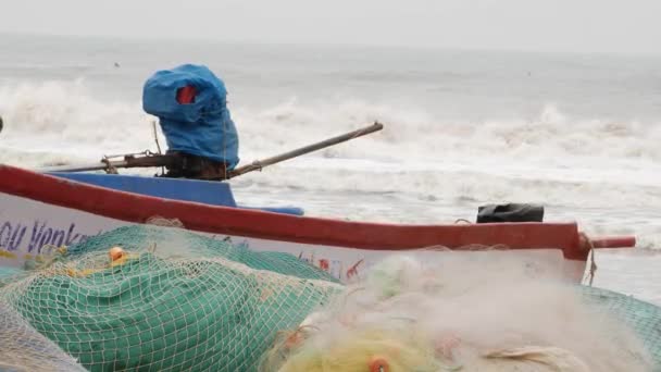 岸に漁船や網 波が流れる — ストック動画