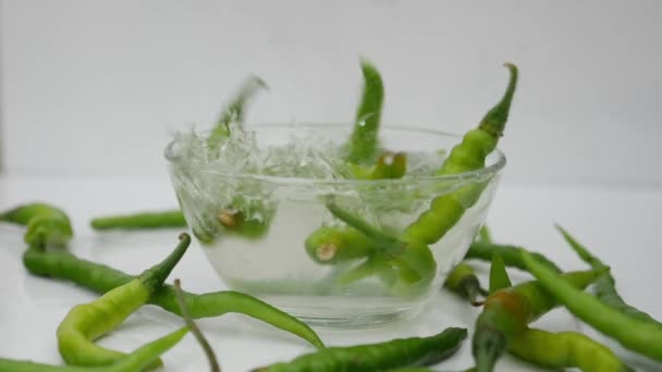 Padající Zelené Chilli Papričky Vodní Mísy — Stock video