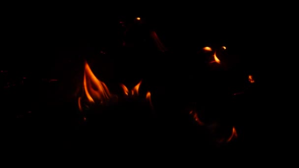 Fuego Ardiendo Ligeramente Oscuridad Llama Naranja — Vídeos de Stock