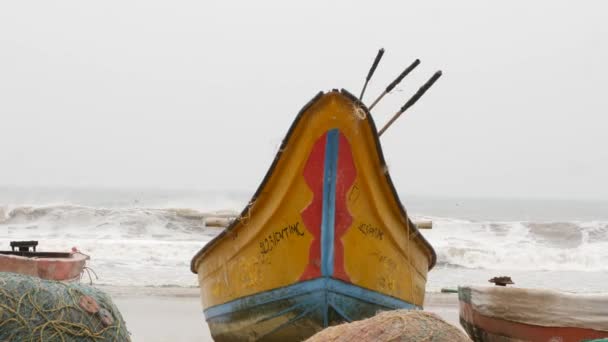 Μια Βάρκα Δίχτυα Γύρω Της Στην Ακτή — Αρχείο Βίντεο