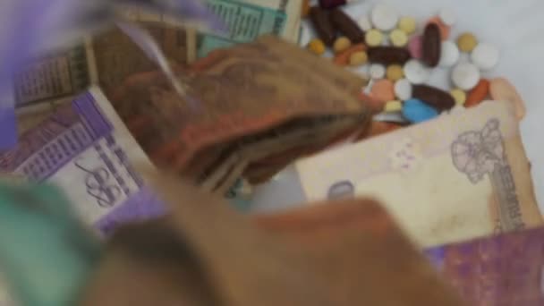 Comprimidos Médicos Diferentes Drogas Fechar Dinheiro Caindo — Vídeo de Stock