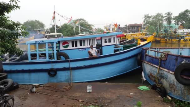 Vista Del Hombre Sentado Barco Pesca Barco Pesca Color Azul — Vídeo de stock