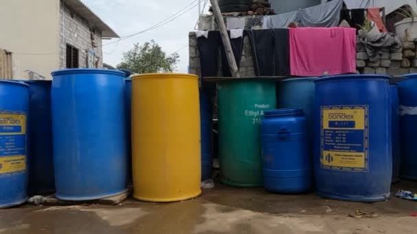 为生活在贫民窟中的人保留在蓝色容器中的饮用水 — 图库视频影像