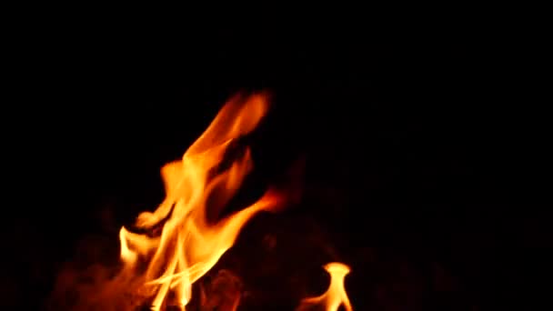 Tűzre Zoomolva Sötét Szellőben Égve Kissé Fújva — Stock videók