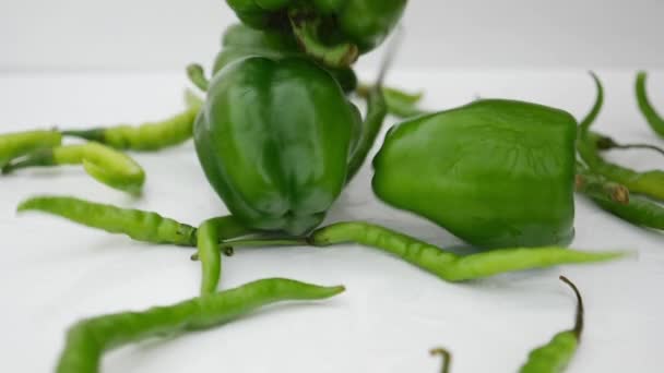 Padající Zelená Capsicum Zelené Chilli Papričky Bílém Talíři — Stock video