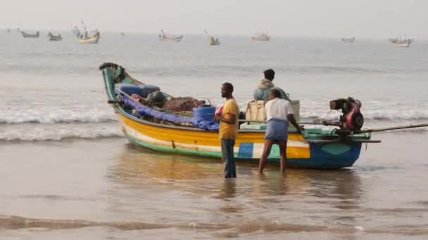 Barco Pescado Orilla Del Mar Tiene Muchos Equipajes Tres Hombres — Vídeo de stock
