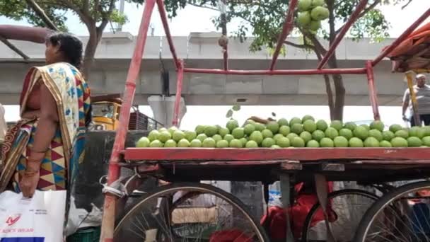 市場でのGuavaベンダーの店 緑のGuava映像 — ストック動画