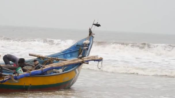 Hombres Barco Pesca Orilla Del Mar — Vídeo de stock