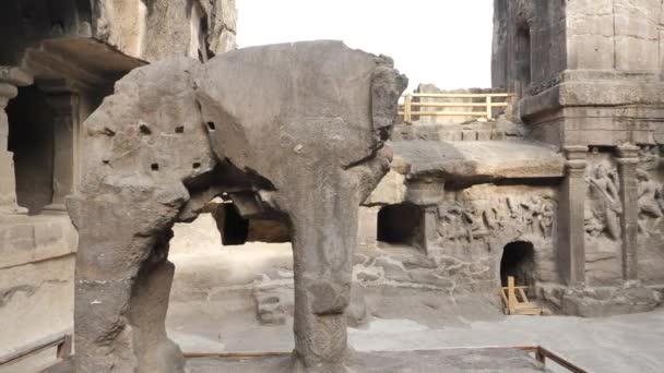 Вид Поврежденную Статую Слона Пещере Эллора Веруле Махараштра — стоковое видео