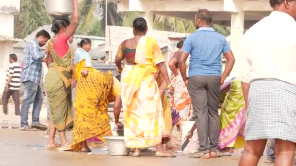 Mann Steht Auf Fischmarkt Frauen Verpacken Fische Hintergrund Chirala Fish — Stockvideo