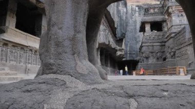 Ellora mağaralarının içindeki insanları, Ellora mağarasının giriş kapısını...