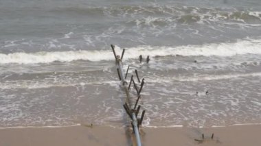 Deniz kıyısındaki ahşap yapıya vuran deniz suyu dalgalarının görüntüsü