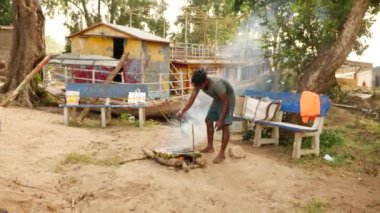 Bir adamın ayakları, yayılan bir yangından çıkan canlı duman.